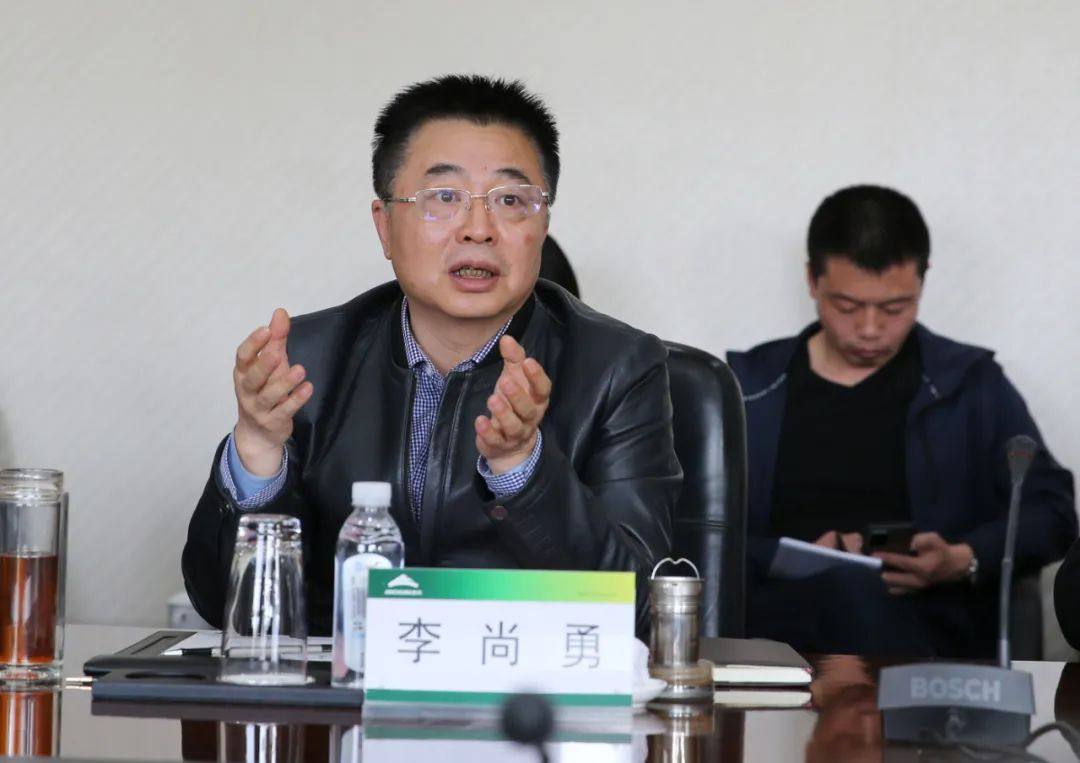 金川集团总经理,党委副书记李尚勇主持座谈会.
