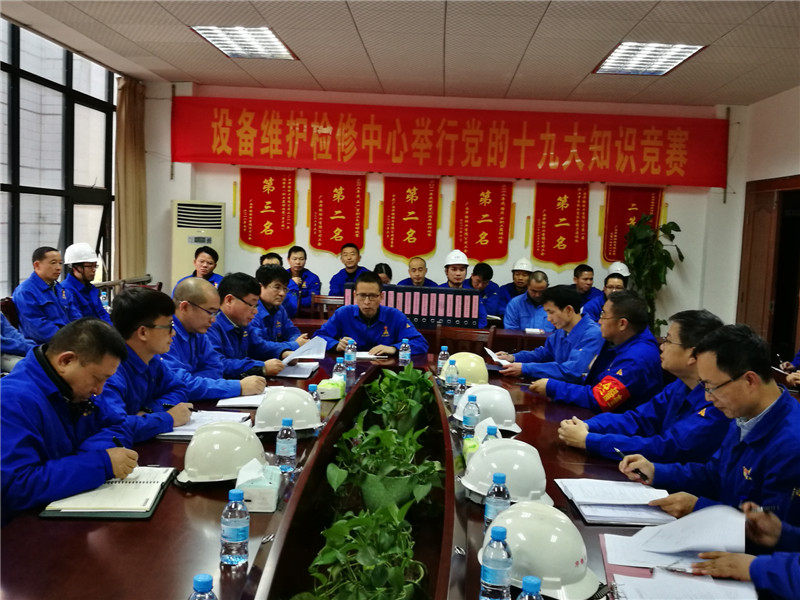 图为公司纪委书记谢伟检查设备维护检修中心.jpg