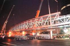 六冶承建的國內跨度最長鋁合金天橋吊裝成功