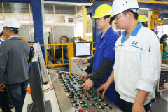 豪美铝业精美特材10000吨挤压机正式投产运行