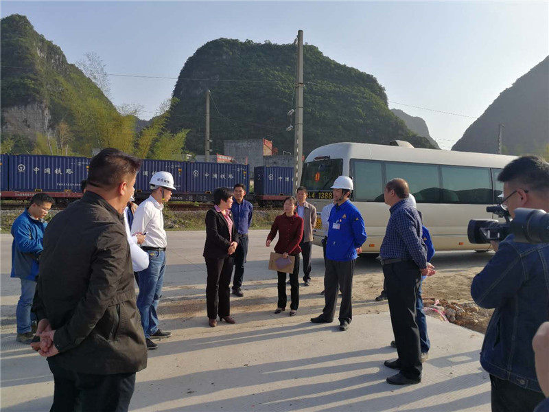 图为赵锡进参加德保县铝工业扶贫产业园区现场办公会.jpg