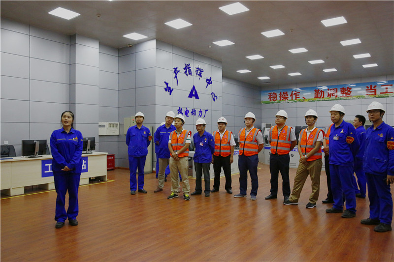 图为检查组在机炉车间主控室听取汇报.jpg