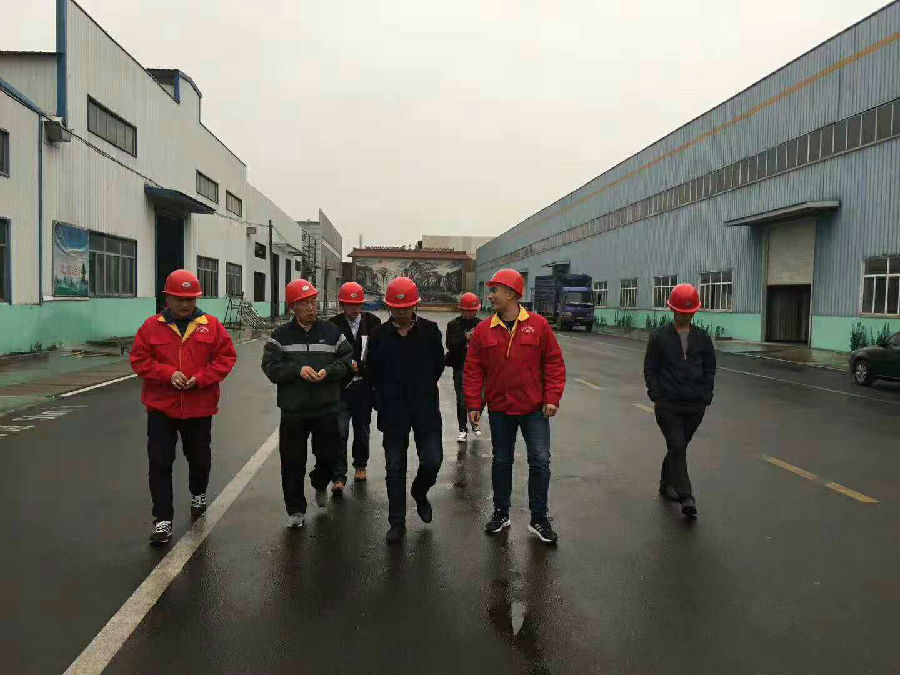 河南濮陽隔熱斷橋工程客戶冒雨前往明達集團考察