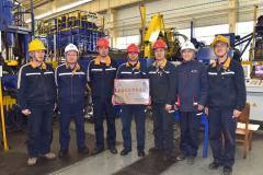 西北铝为获得“中铝集团第二批企业文化示范基地”的36MN挤压工段颁发奖牌