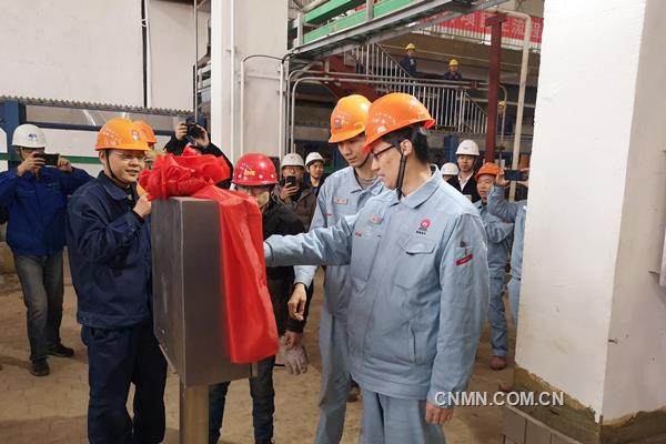 3月14日,湖南有色金属控股集团有限公司铜铅锌产业基地锌电解首轮出装槽作业如期而至。9∶36,湖南有色副总经理,株冶集团董事长、党委书记黄忠民按下按钮,剥锌机干净利落地铲下了第一片析出锌片,标志着锌项目主流程全线拉通并成功产出合格析出锌。