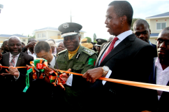 赞比亚总统伦古出席中国十五冶承建的赞比亚保障房项目移交剪彩仪式