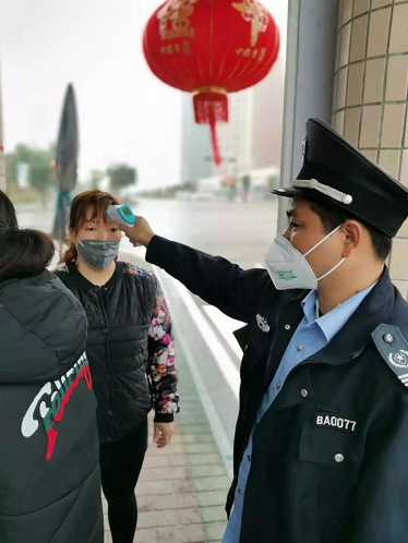 进厂人员严格测体温、登记信息