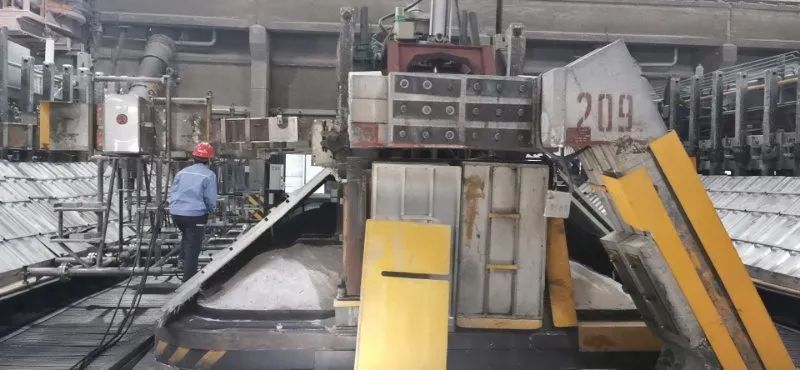 中鋁青海分公司首臺新型曲面陰極電解槽通電焙燒