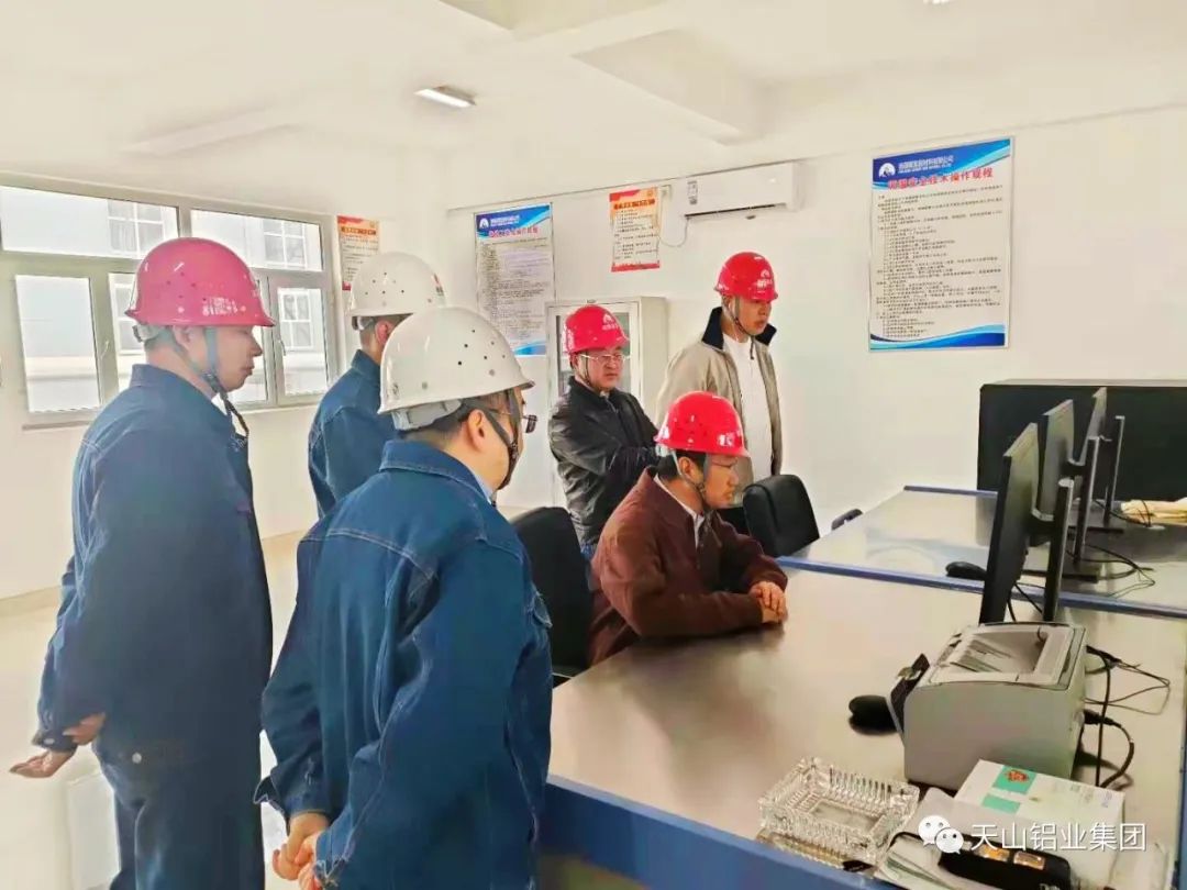 天山鋁業集團領導一行到南疆碳素檢查指導工作