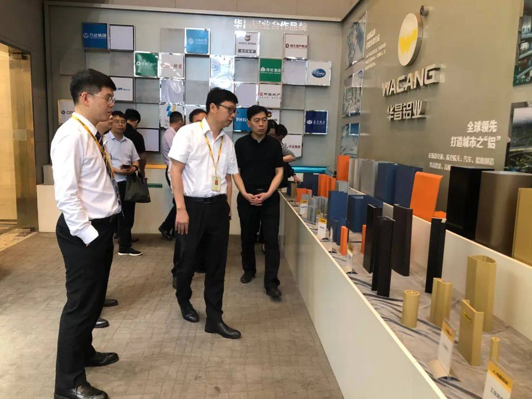 重庆市荣昌区李皓常委一行莅临华昌铝业指导工作