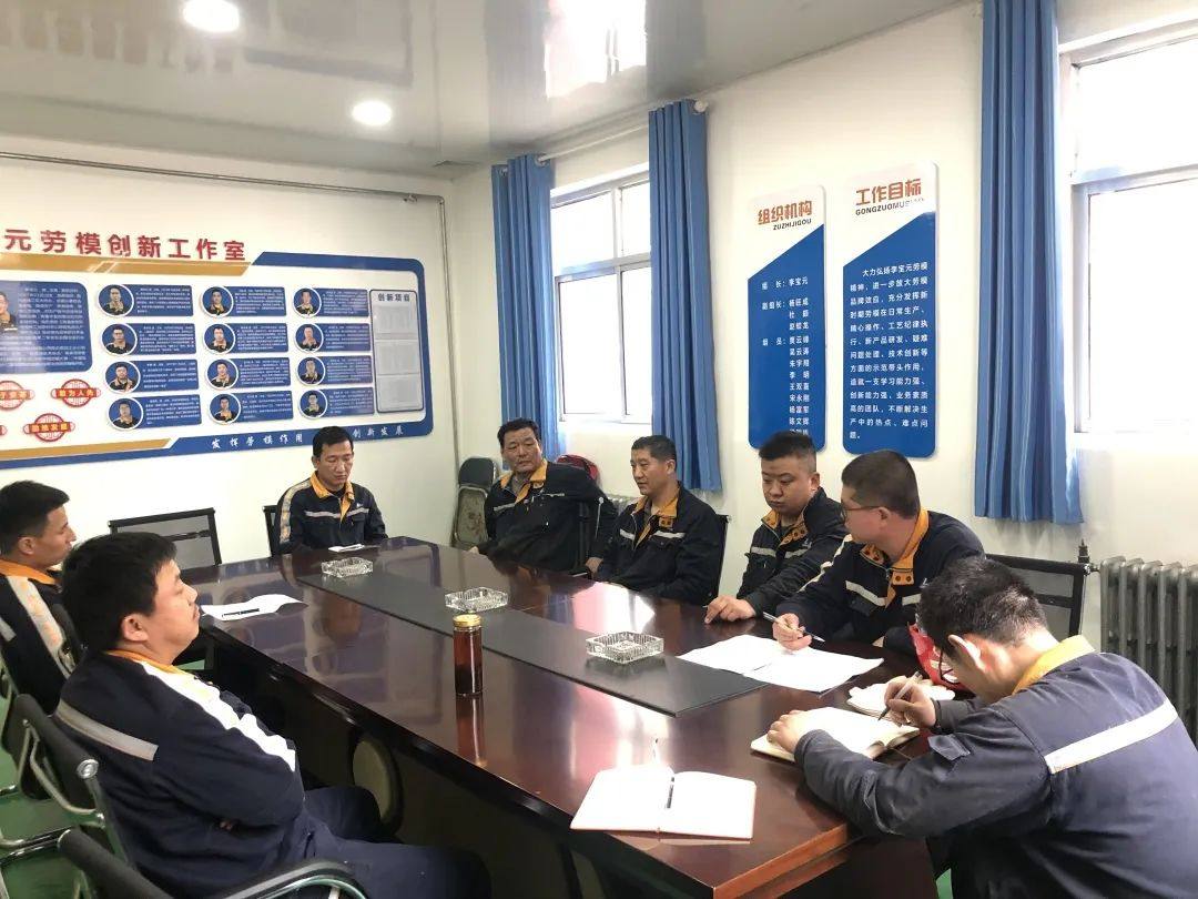 西北鋁熔鑄制造部李寶元勞模工作室召開質量分析會