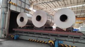 柳州銀海鋁業首次實現鋁卷雙排六卷退火裝爐生產