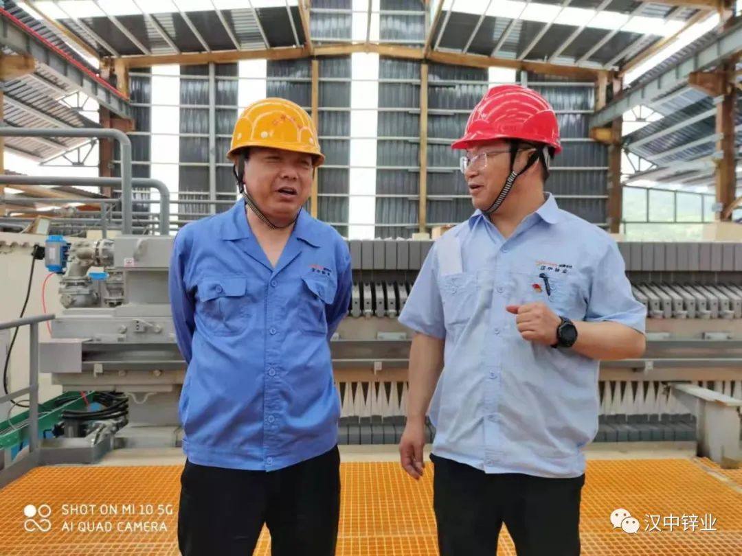 漢中鋅業董事長何學斌到電鋅四車間調研指導工作