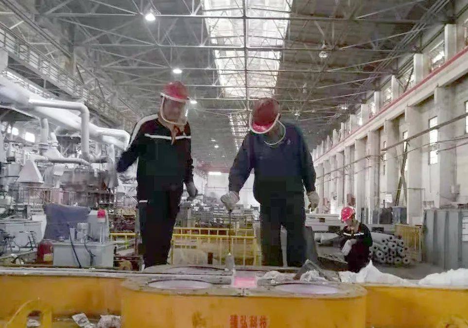 ​西北铝熔铸制造部5号炉同水平热顶铸造试验成功