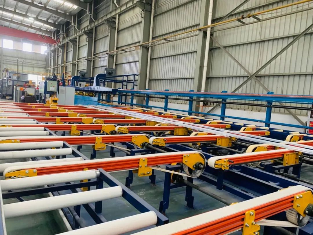 高德铝业700吨挤压机正式投产