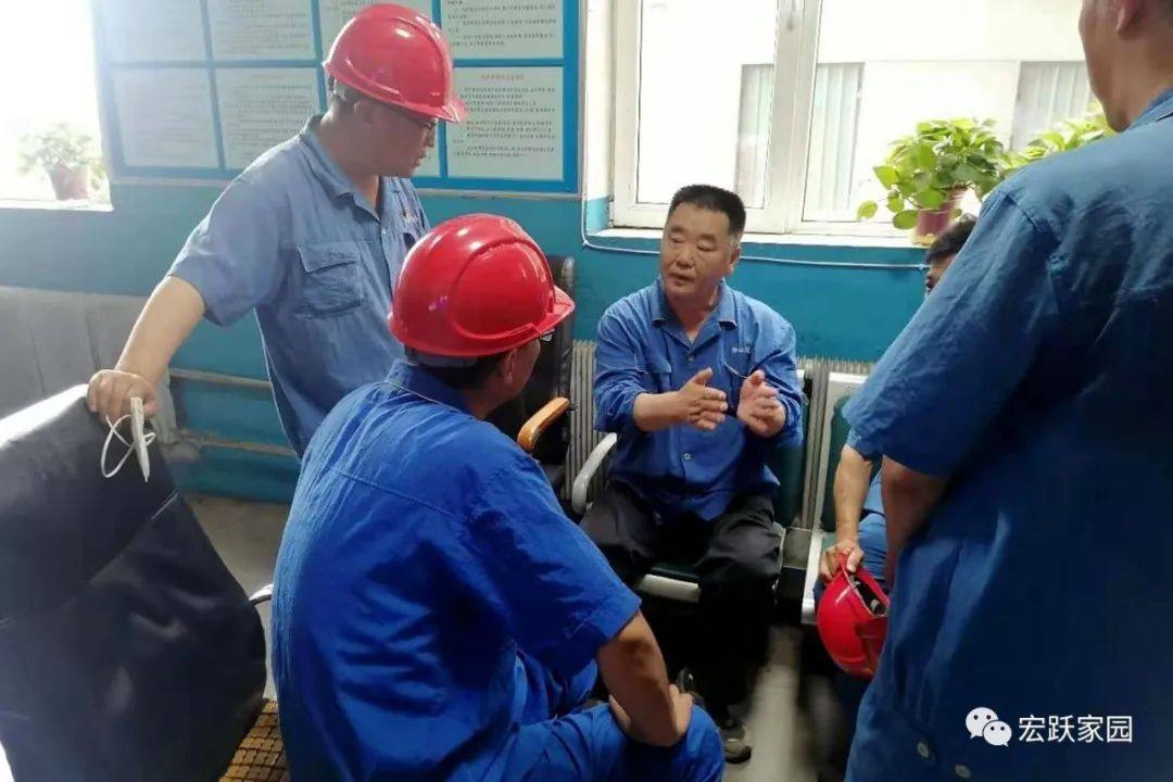 宏跃集团董事长于洪到精锌厂旋涡炉作业区指导工作