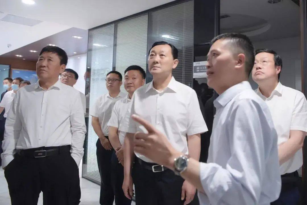 辽宁省朝阳市委副书记、市长谢卫东到访东方希望集团