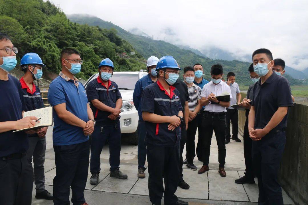 汶川县委书记李建军到阿坝铝厂调研