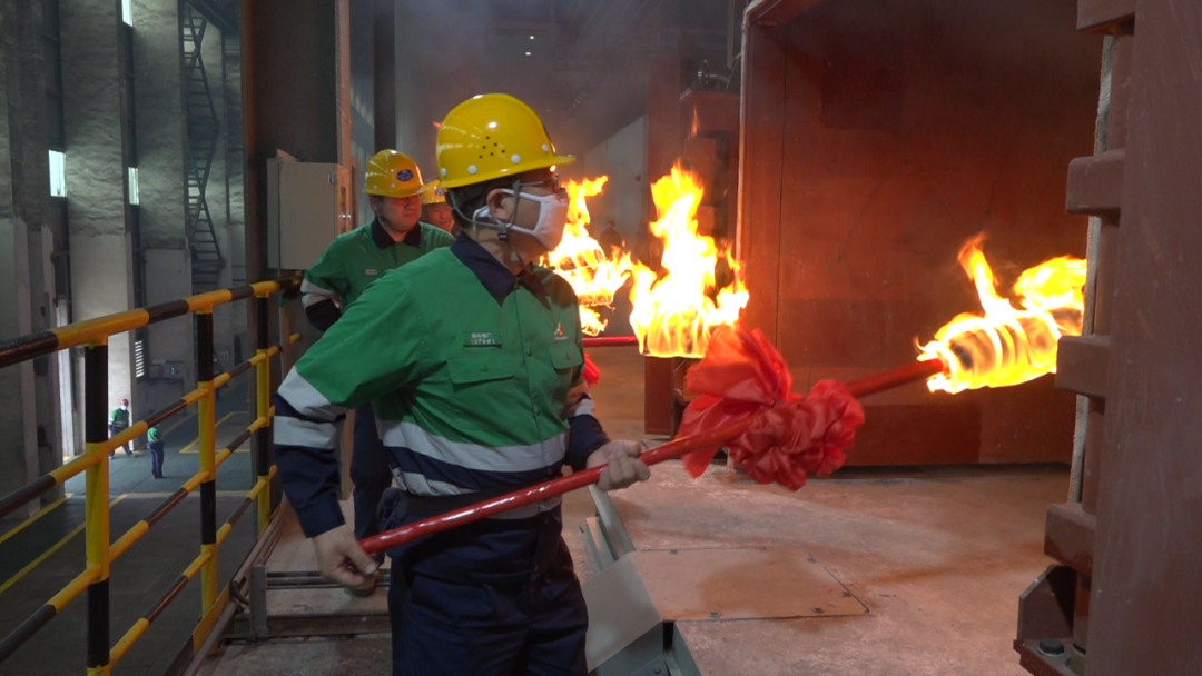 金川集团新型合金硫化熔炼炉及配套系统点火试生产