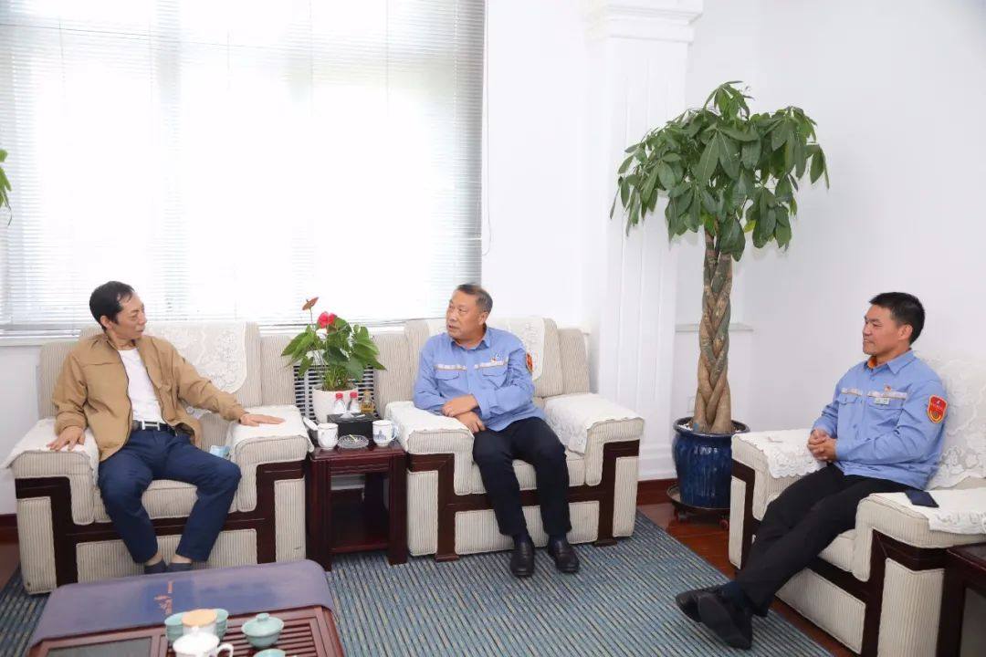 中国有色金属报社社长张湘斌到中铝东轻交流访问