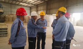 贵州铝厂总经理何飞到新材料分公司、技术服务公司检查指导工作