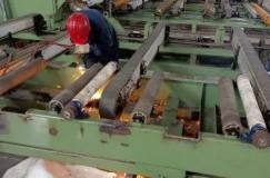 东轻特材公司HK作业工区在线锯传动辊改造侧记