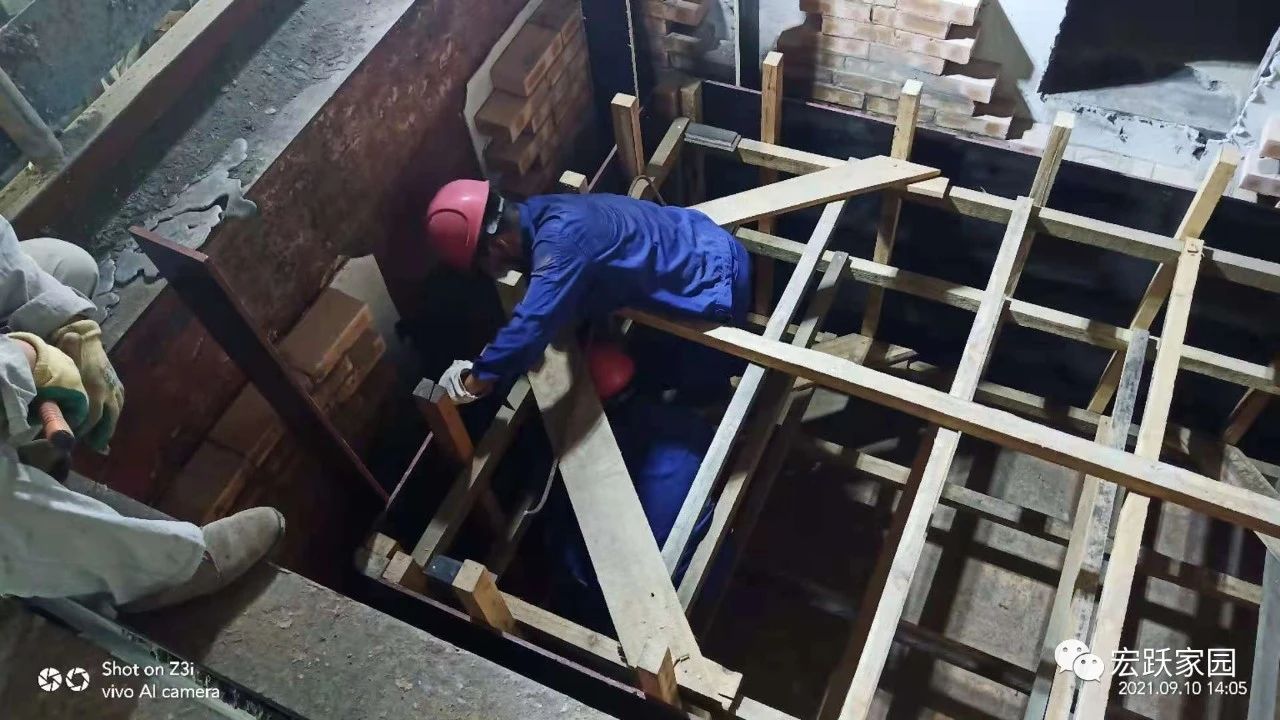宏跃集团电解锌厂锌品作业区顺利完成3#无芯炉大修