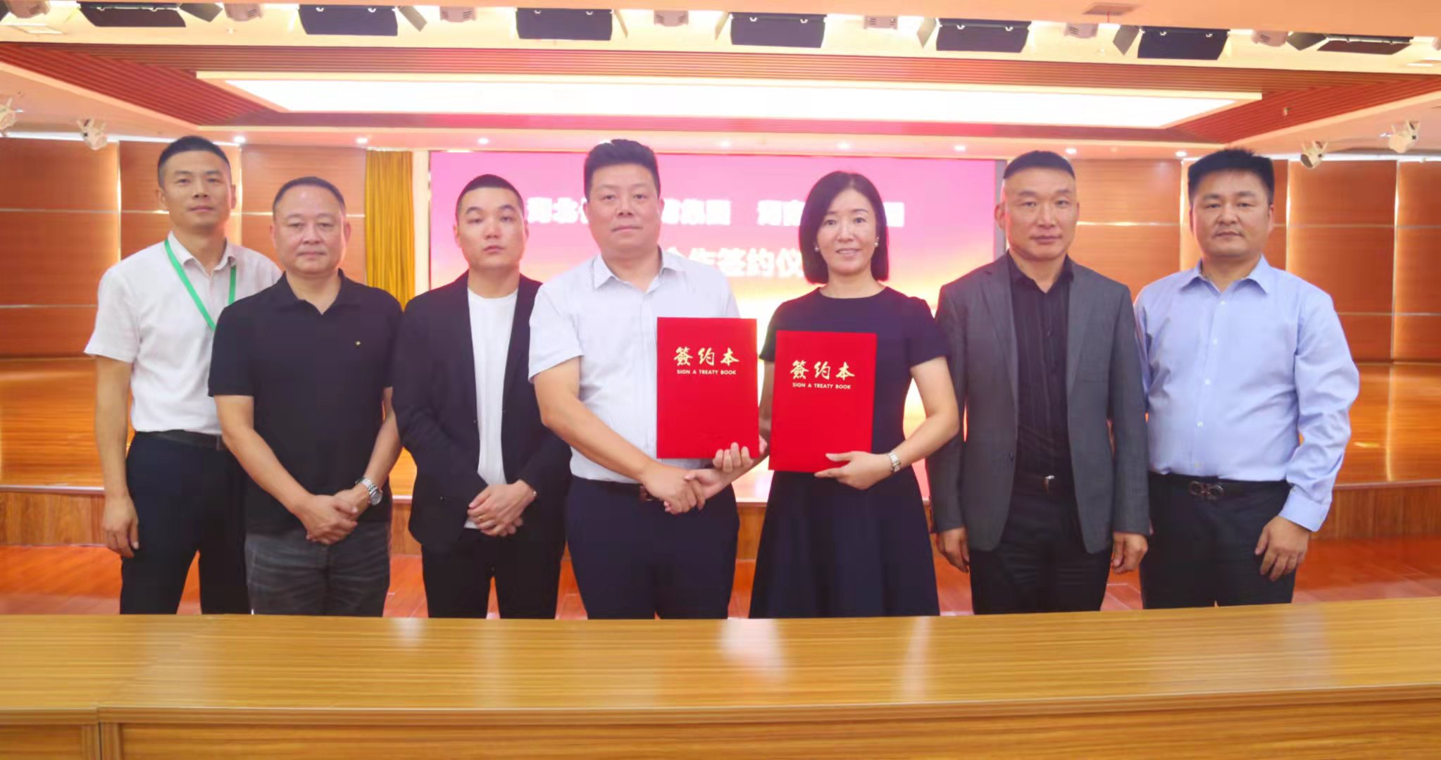 湖南金龙集团与湖北长江医药集团签署战略合作协议