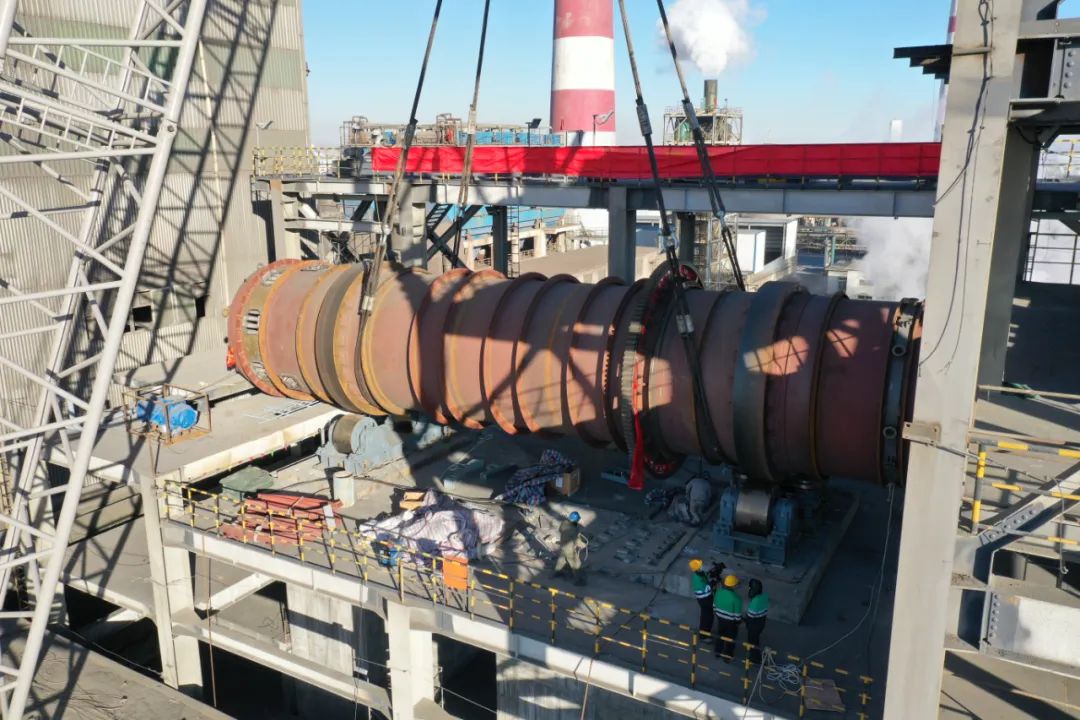 首台镍精矿蒸汽干燥机在金川集团镍冶炼厂吊装到位