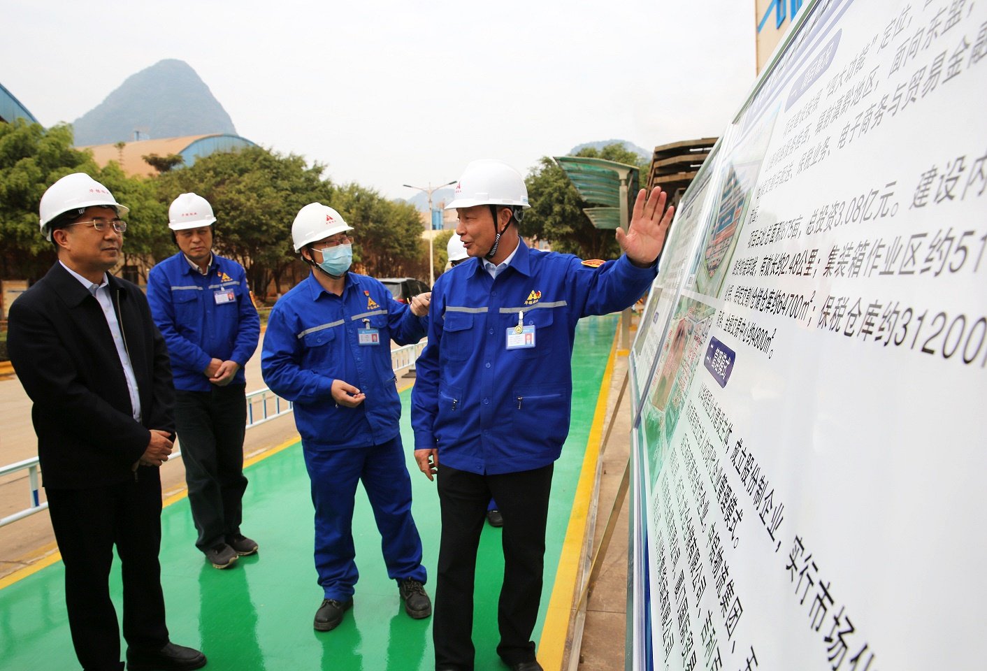 百色市委书记何良军到广西华银铝业调研