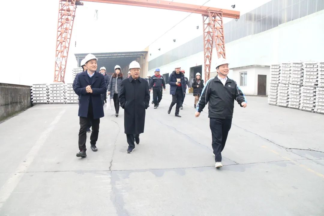 集团公司董事长袁志伦、总经理袁凌楠率公司高层领导一行到阿坝铝厂