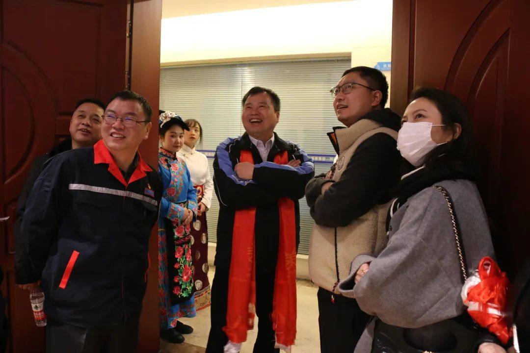 集团公司董事长袁志伦、总经理袁凌楠率公司高层领导一行到阿坝铝厂