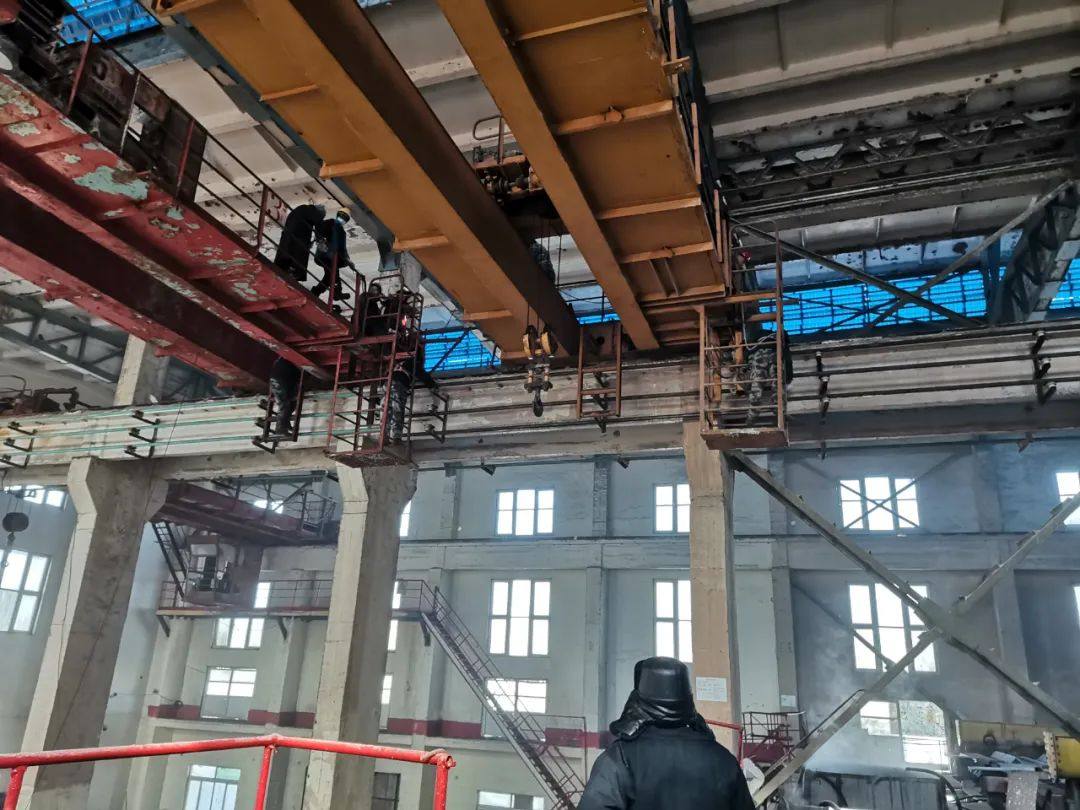 宏跃集团电解锌厂检修更换电解吊车滑线