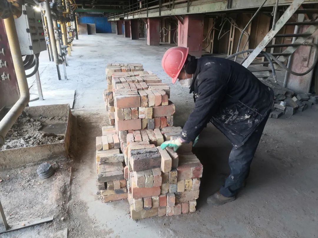 宏跃集团筑炉修建厂回收利用旧耐火砖节省材料费用