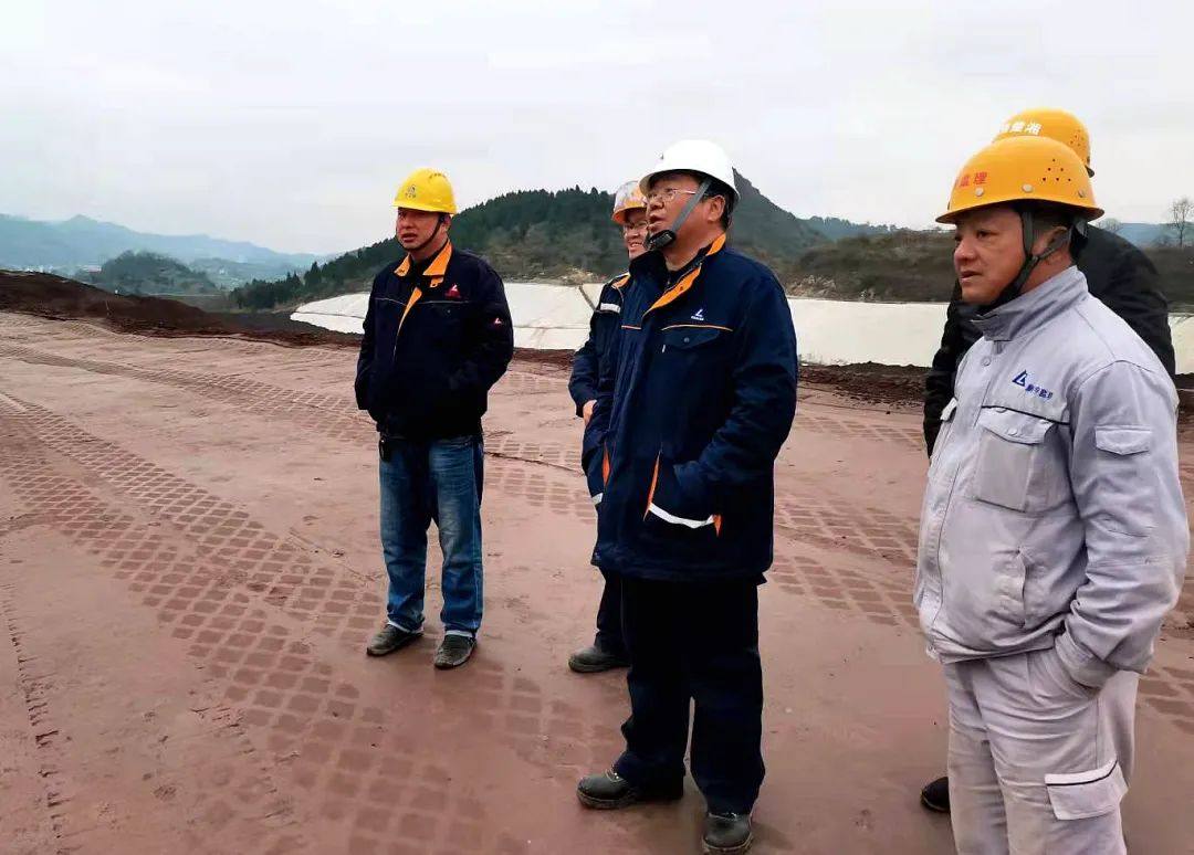 遵义铝业公司副总经理张立强到氧化铝厂赤泥堆场检查督导工作
