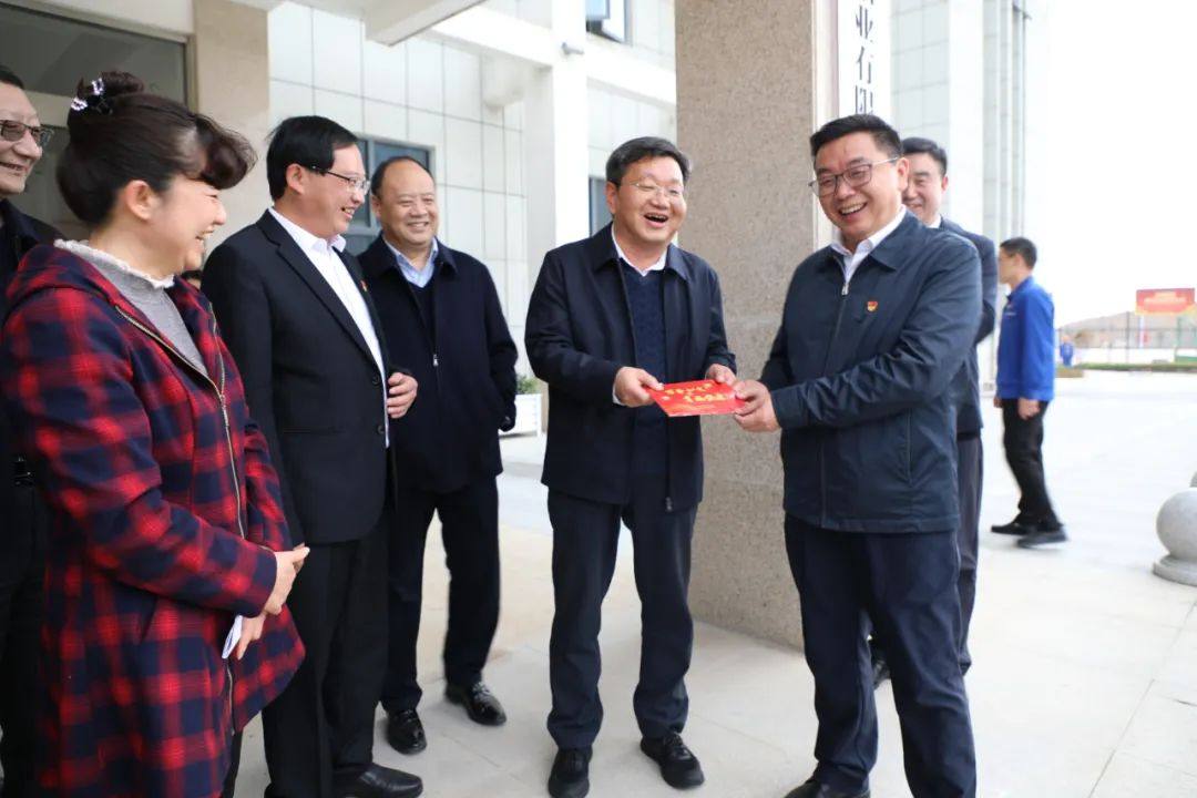 文山州委副书记、州长马忠俊到云南神火进行春节走访慰问