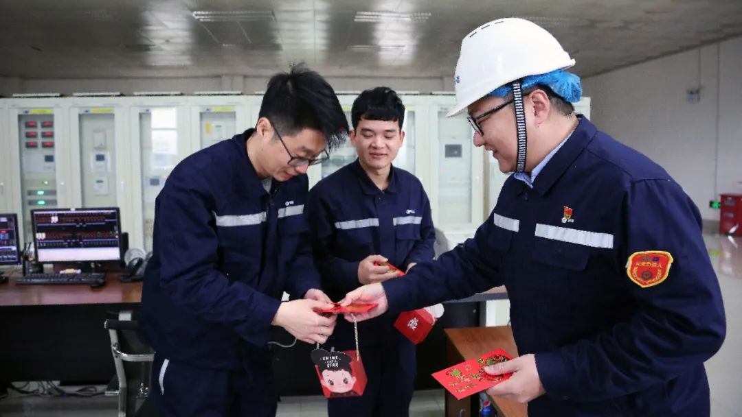 柳州银海铝公司领导到生产现场慰问春节值班员工