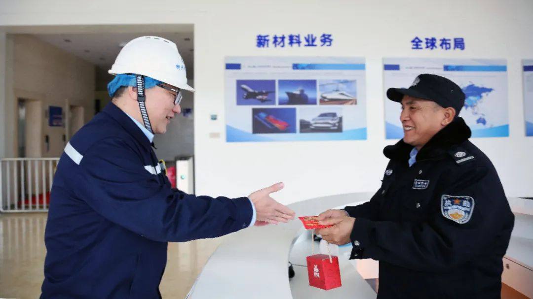 柳州银海铝公司领导到生产现场慰问春节值班员工