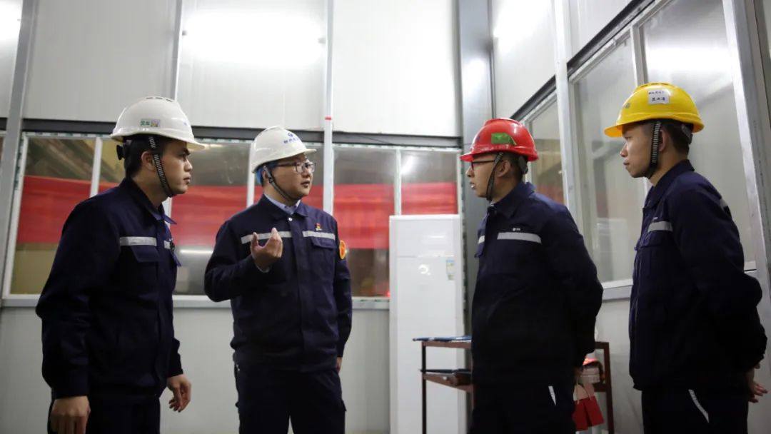 柳州银海铝公司领导到生产现场慰问春节值班员工