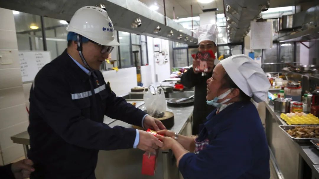 柳州银海铝公司领导到生产现场慰问春节值班员工