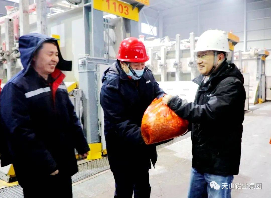 天山铝业大年初一亲切慰问生产一线员工