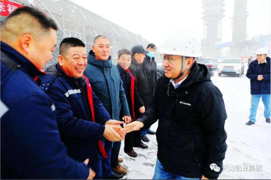天山铝业大年初一亲切慰问生产一线员工