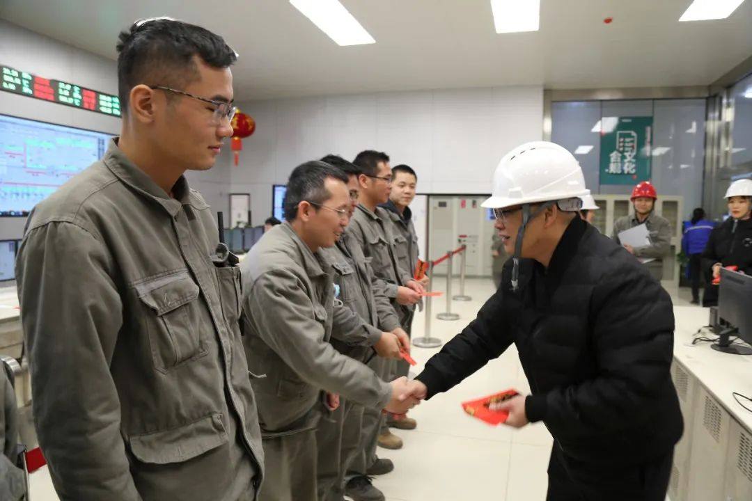 吉利百矿集团公司领导大年初一慰问一线职工
