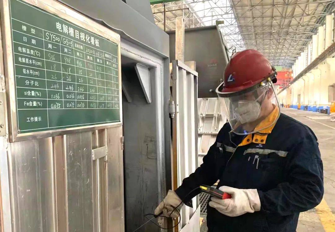 包头铝业一线员工兢兢业业确保生产安全平稳
