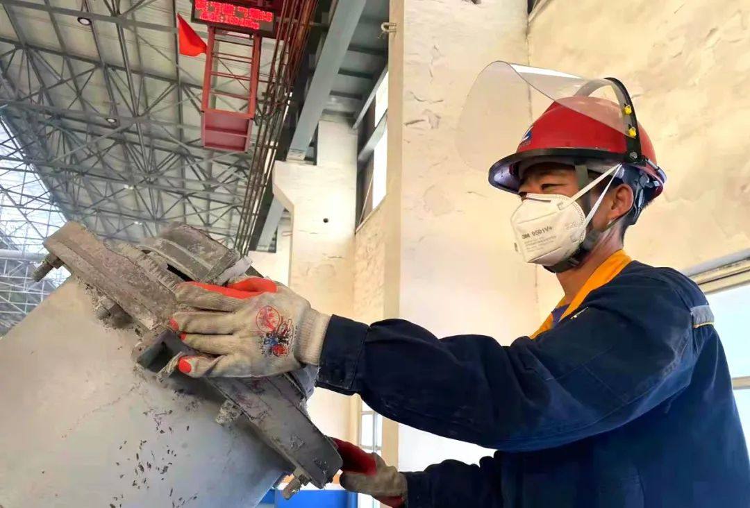 包头铝业一线员工兢兢业业确保生产安全平稳
