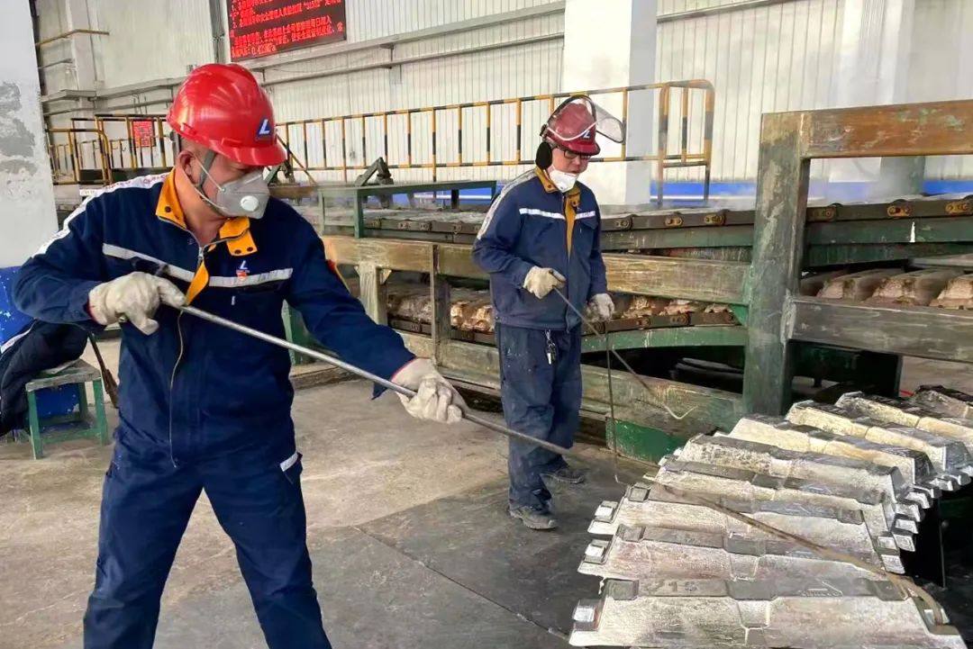 包头铝业一线员工兢兢业业确保生产安全平稳