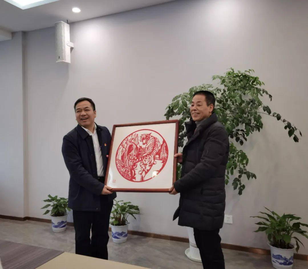 湘潭市雨湖区委书记段伟长一行莅临金龙集团调研指导工作