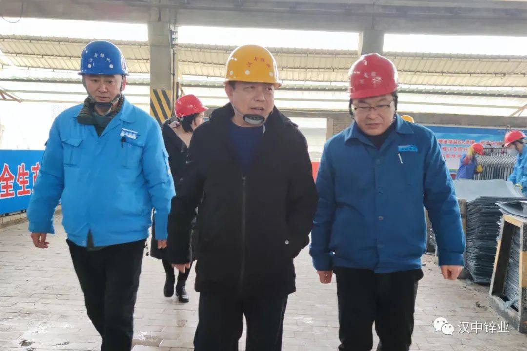 汉中锌业董事长何学斌走访看望一线员工