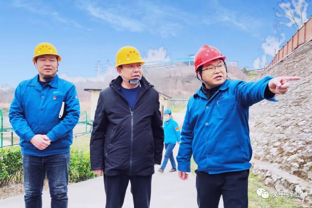 汉中锌业董事长何学斌走访看望一线员工