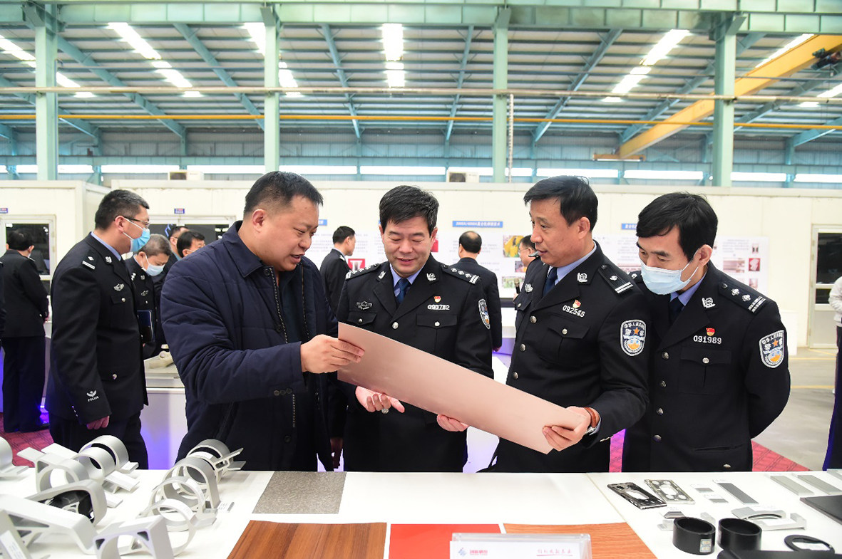 邹平市公安局与创新集团联合举办高级警长驻企暨警务全科服务站揭牌仪式